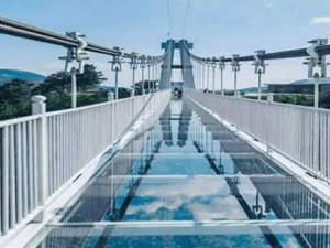 玻璃吊桥厂家带您了解悬索桥的设计